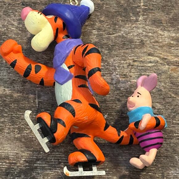 Hallmark Vintage 1993 Tigger & Piglet Ice Skating Pooh Bear Christmas Ornament - Picture 2 of 4